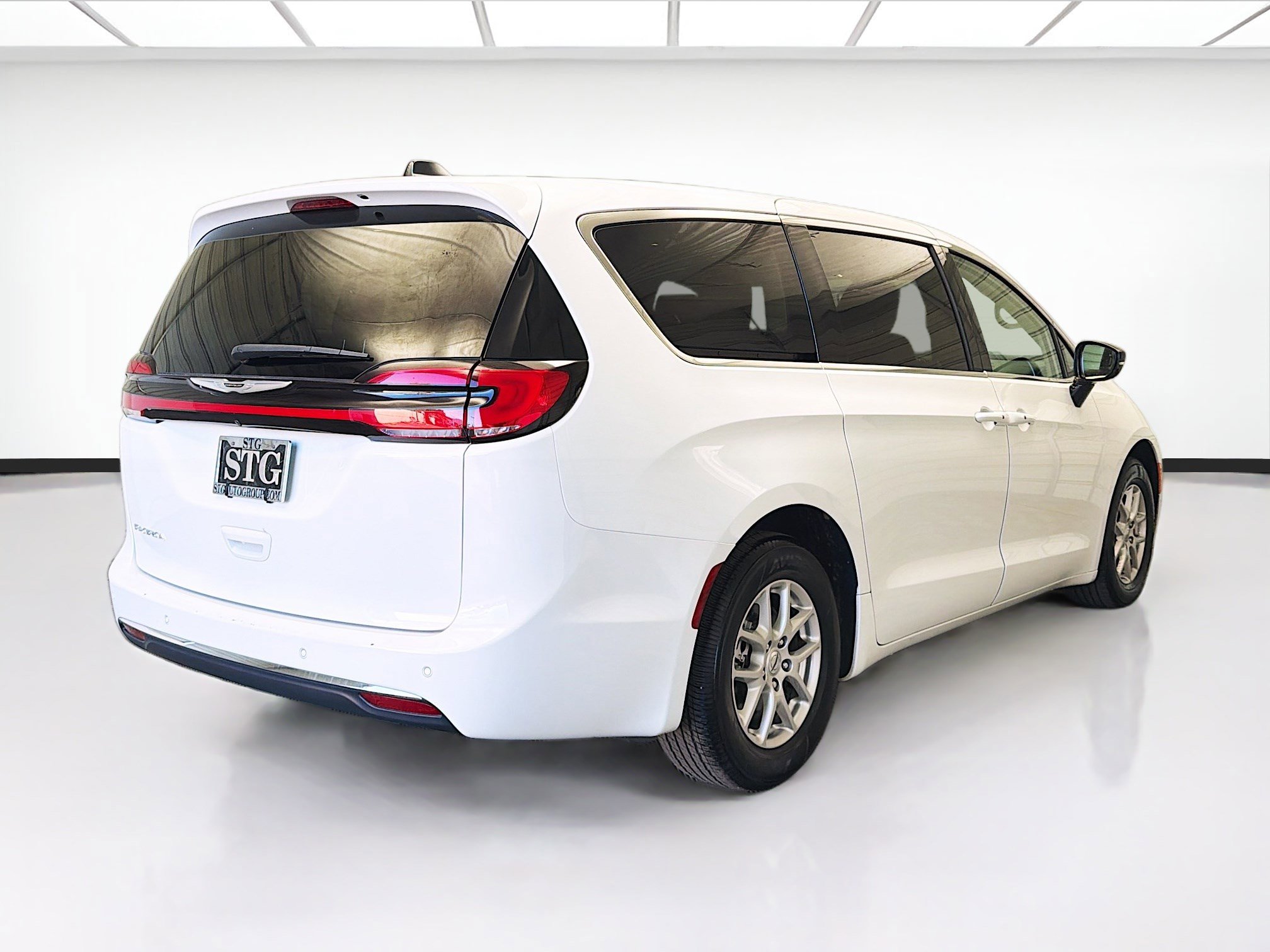 Used 2024 Chrysler Pacifica Touring-L image 4