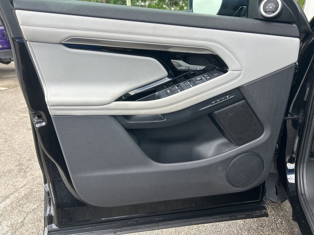 Used 2020 Land Rover Range Rover Evoque SE image 32