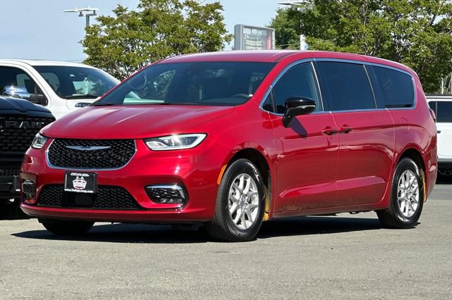 Used 2025 Chrysler Pacifica Select image 8