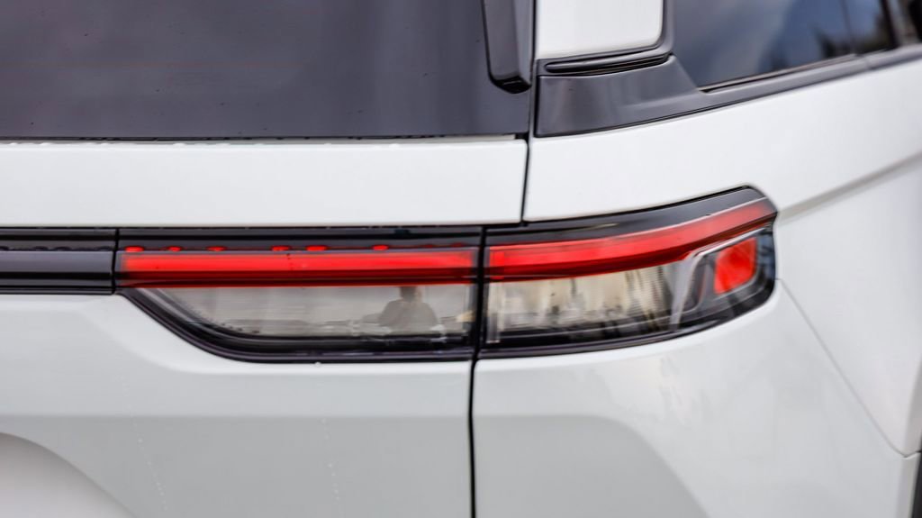 Certified 2025 Jeep Grand Cherokee Altitude image 10