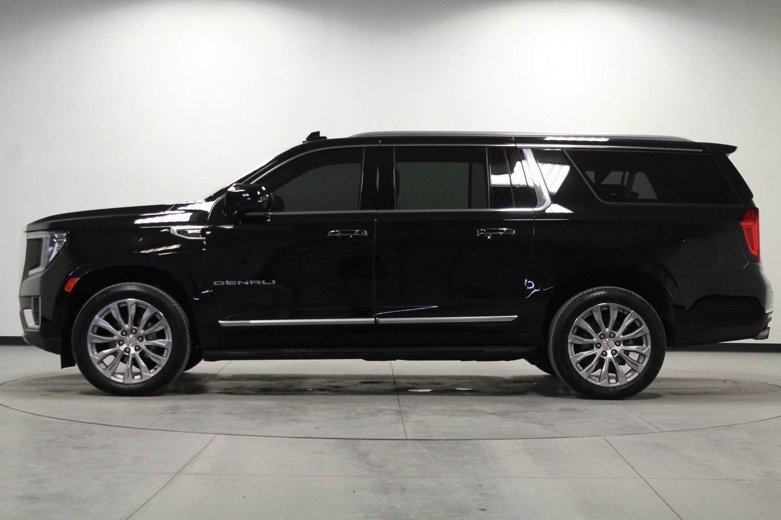 Used 2024 GMC Yukon XL Denali image 7