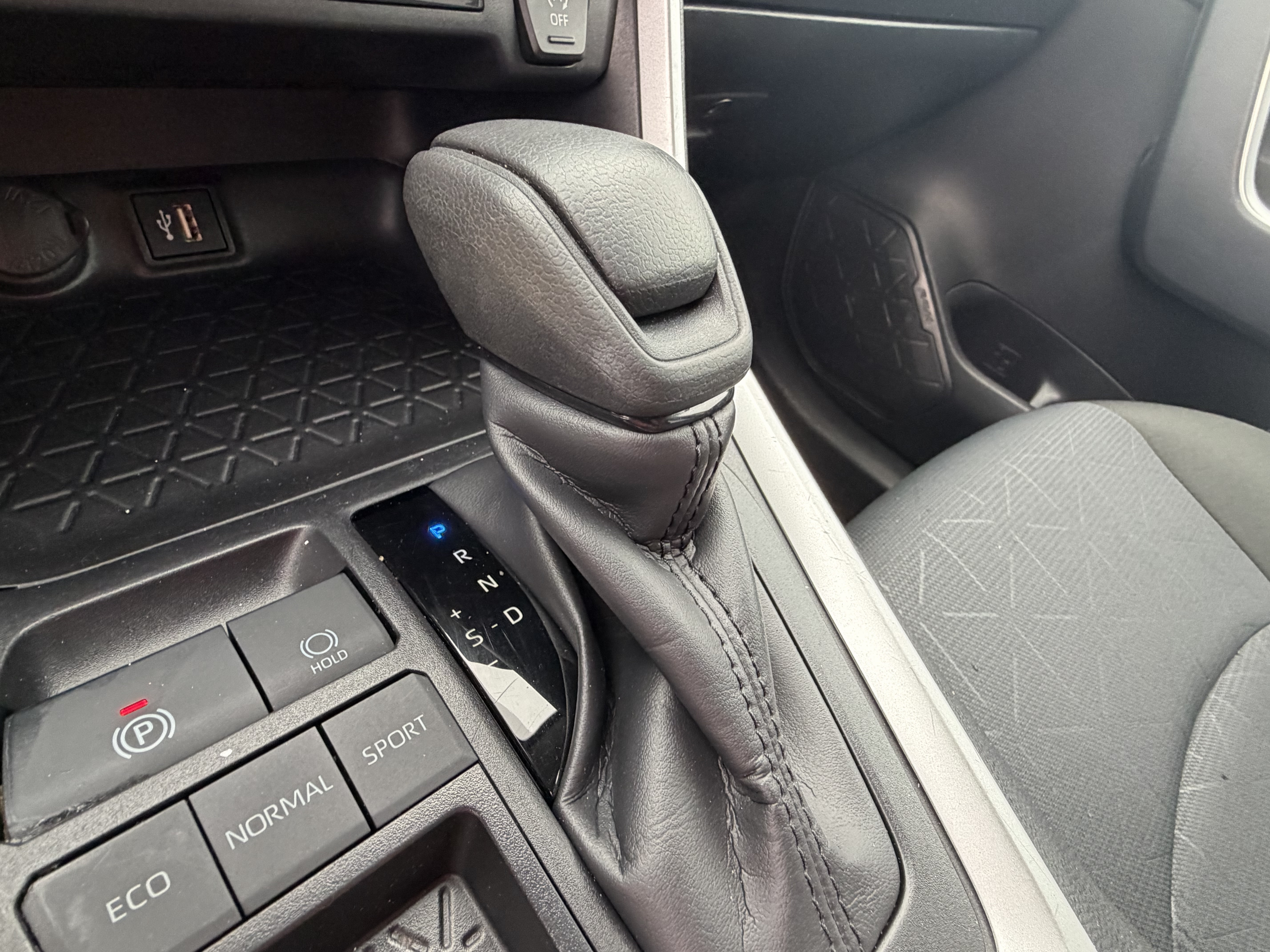 Used 2025 Toyota RAV4 XLE FWD image 28