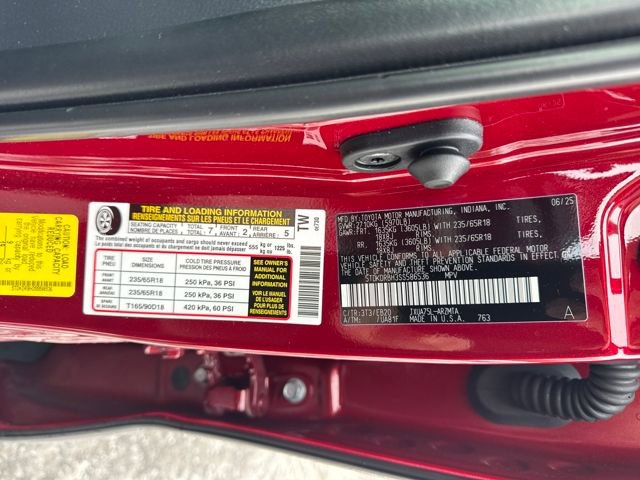 Used 2025 Toyota Highlander XLE image 26