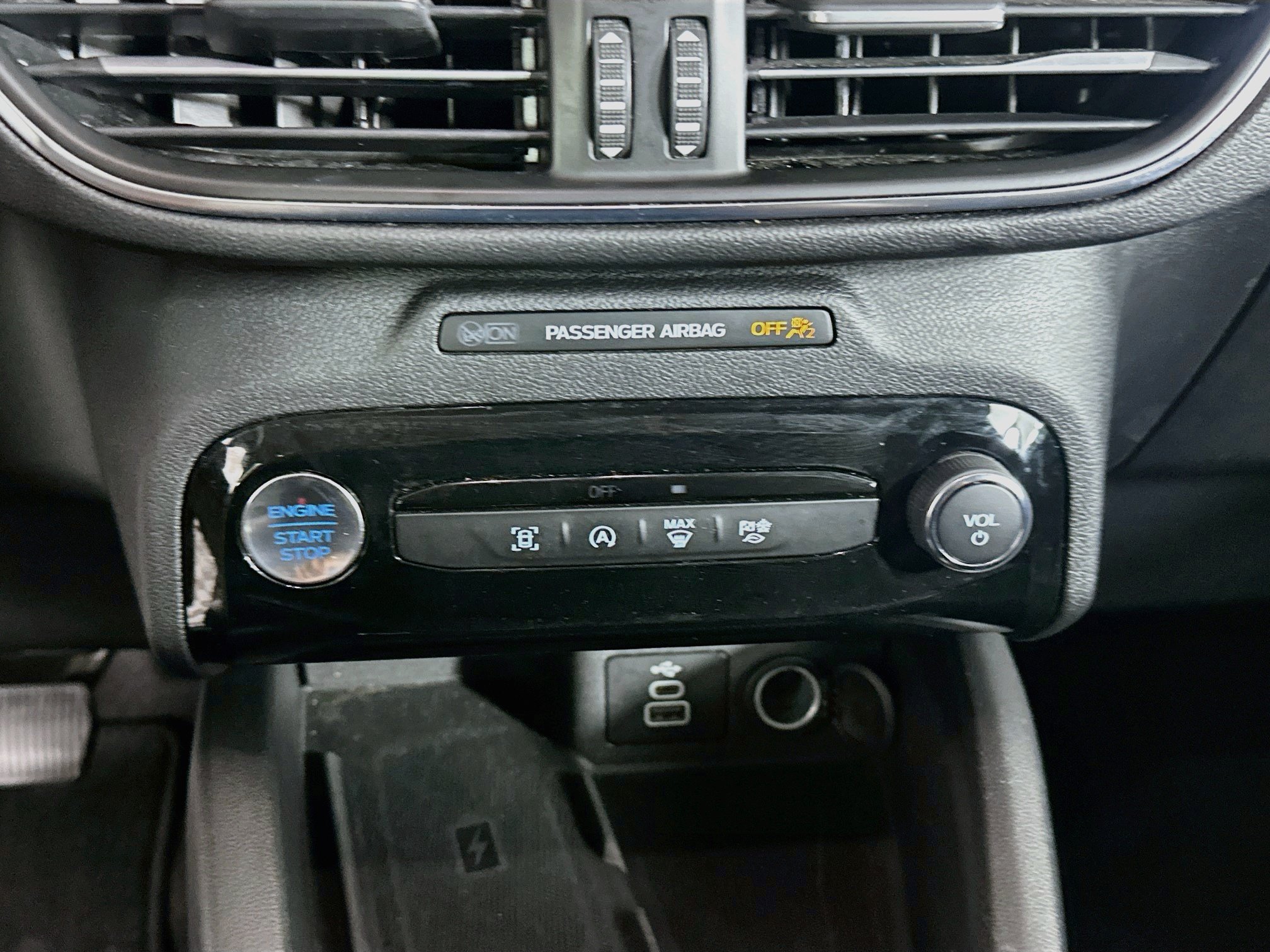 Used 2025 Ford Escape Platinum AWD/4WD image 24