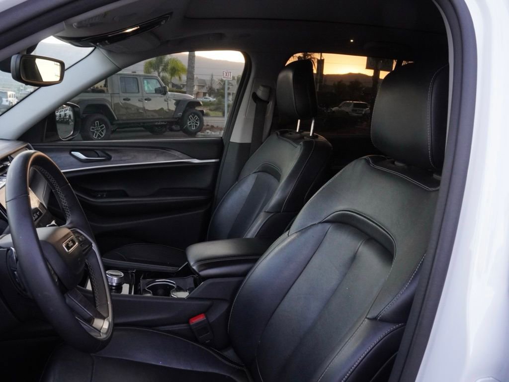 Used 2023 Jeep Grand Cherokee Limited image 16