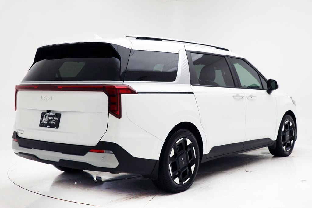 Used 2025 Kia Carnival EX image 9
