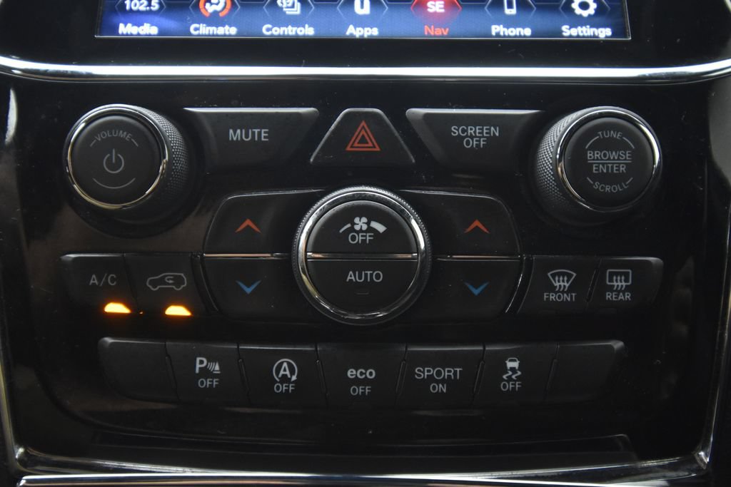 Used 2021 Jeep Grand Cherokee Laredo X AWD/4WD image 32