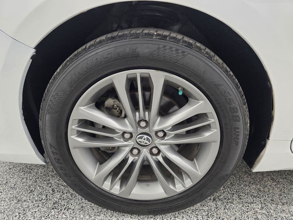Used 2017 Toyota Camry SE w/ Moonroof Package FWD image 34