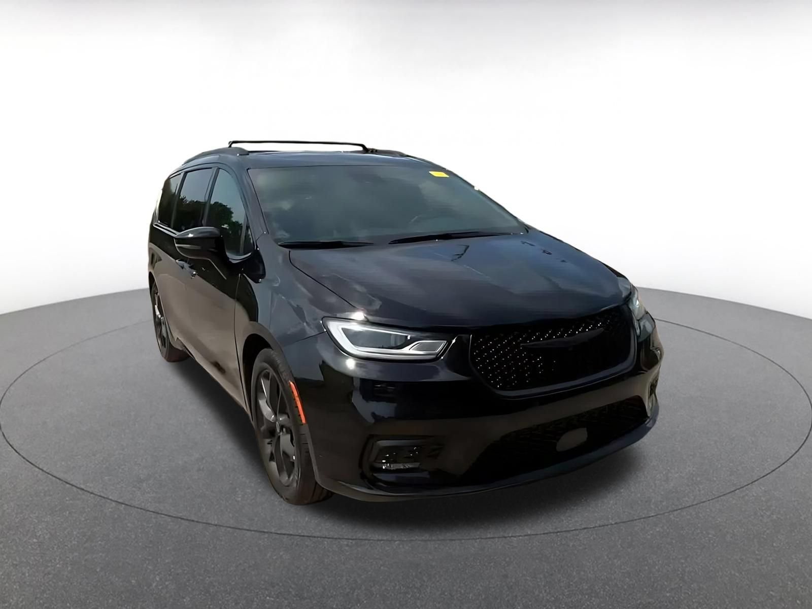 Used 2025 Chrysler Pacifica Limited FWD image 3