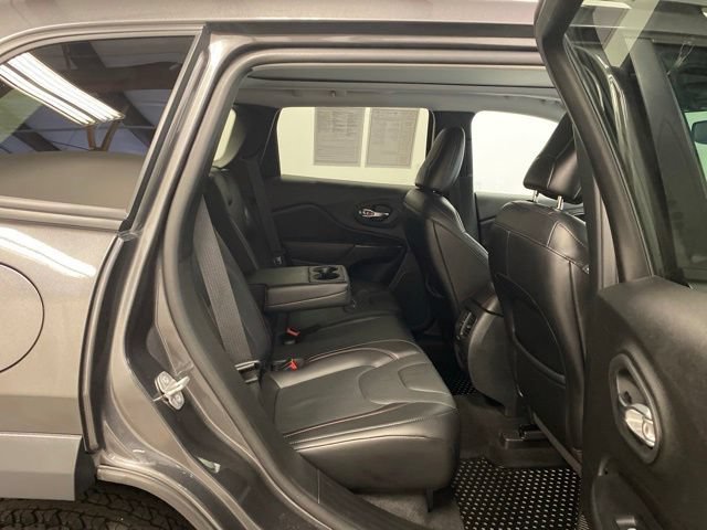 Used 2019 Jeep Cherokee Trailhawk AWD/4WD image 28