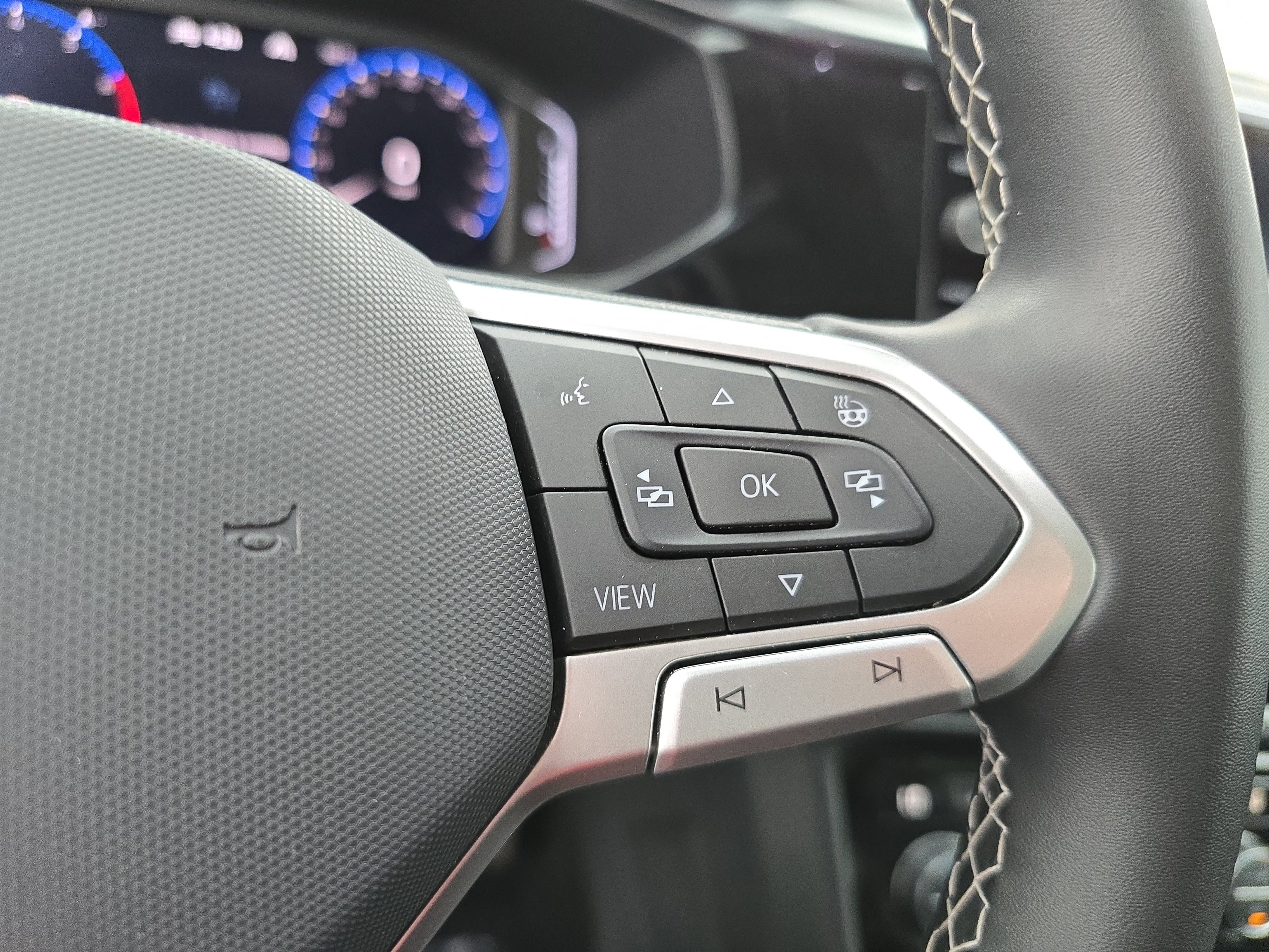 Certified 2022 Volkswagen Taos SEL w/ Panoramic Sunroof Package image 17