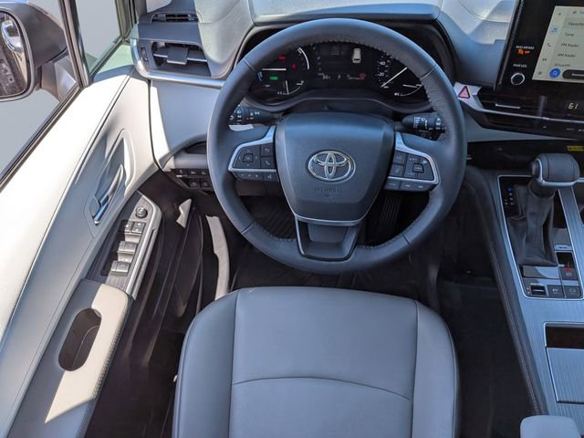 Used 2025 Toyota Sienna XLE w/ XLE Plus Package FWD image 16