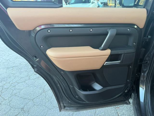Used 2025 Land Rover Defender 110 X-Dynamic SE image 19