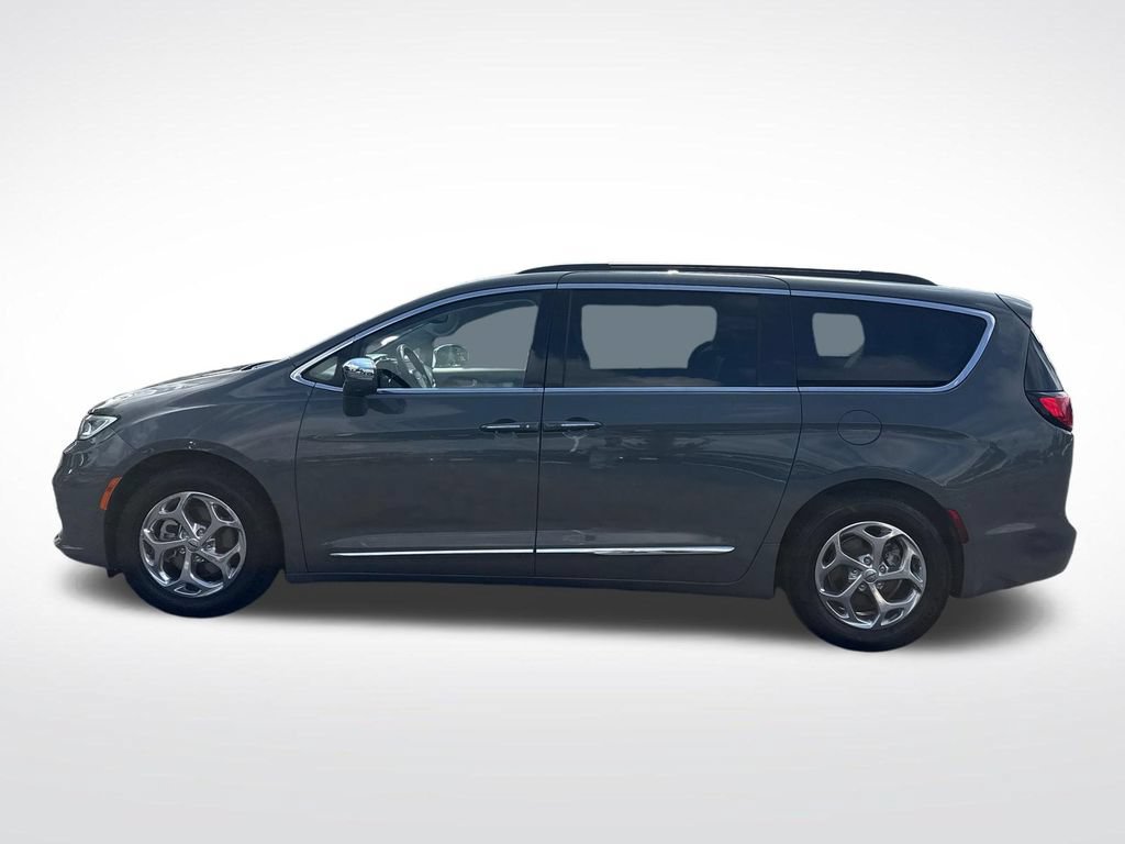 Used 2022 Chrysler Pacifica Limited FWD image 2