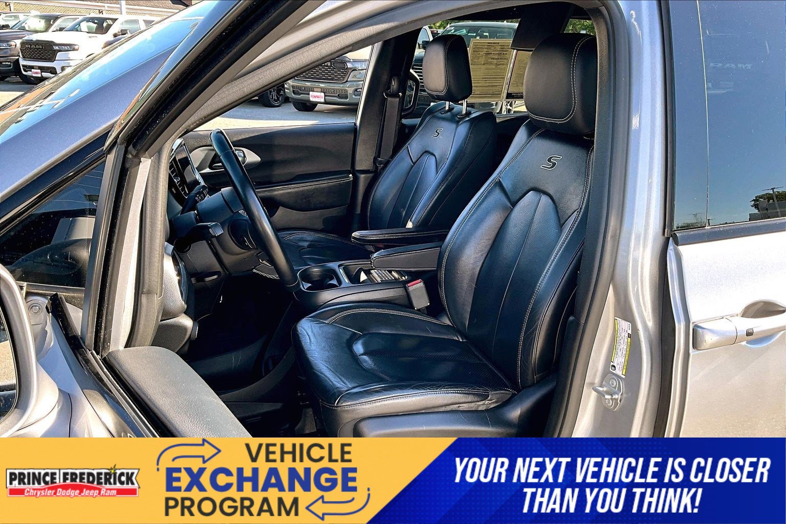 Used 2018 Chrysler Pacifica Touring-L w/ Premium Audio Group FWD image 20