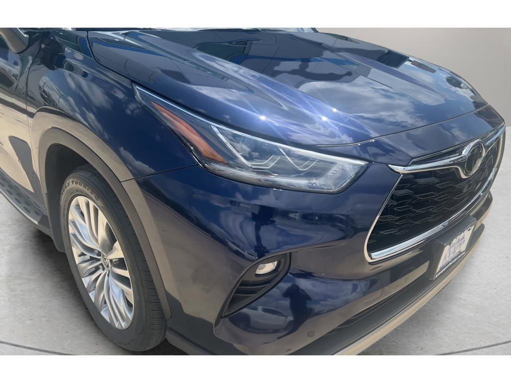 Used 2025 Toyota Highlander Platinum image 2