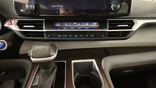 Used 2021 Toyota Sienna XLE FWD image 21