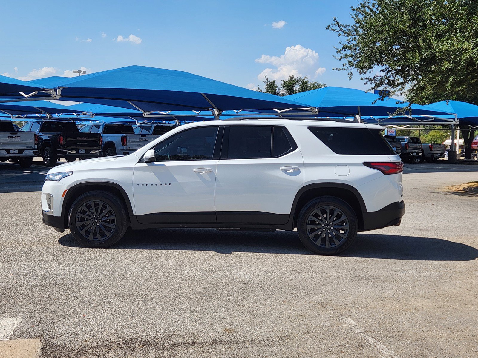 Used 2022 Chevrolet Traverse RS FWD image 3