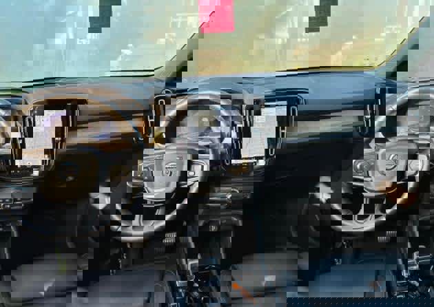 Used 2023 Volvo XC40 B5 Ultimate image 3