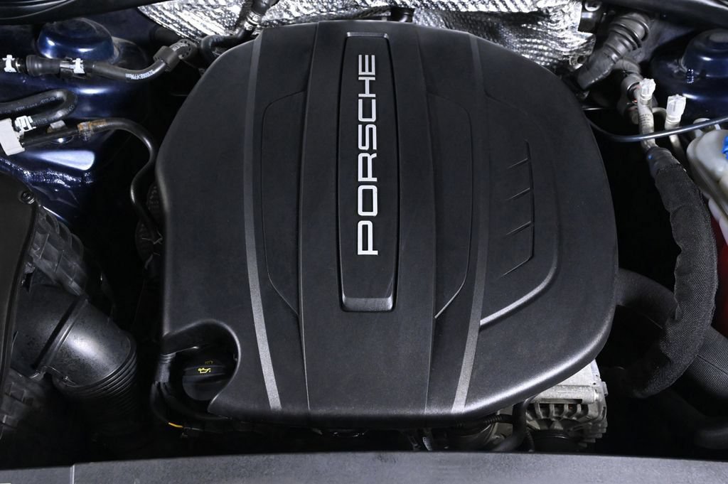 Certified 2018 Porsche Macan AWD/4WD image 27