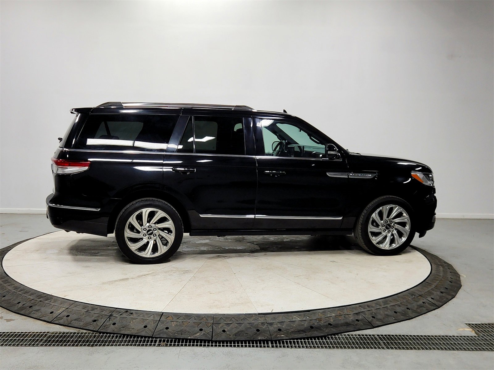 Used 2024 Lincoln Navigator Reserve image 8