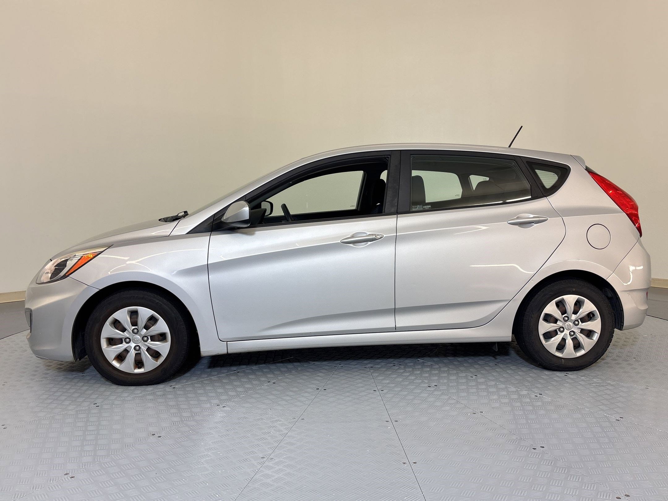 Used 2017 Hyundai Accent SE FWD image 2
