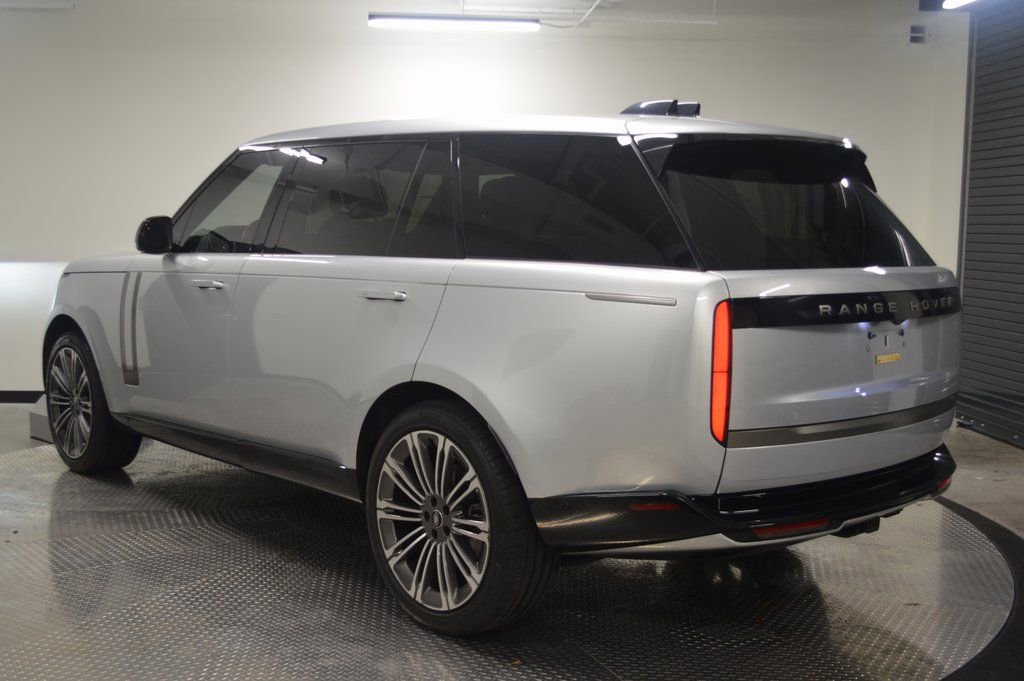 Used 2024 Land Rover Range Rover Long Wheelbase SE image 3