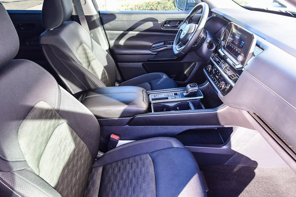 Used 2024 Nissan Pathfinder SV image 15