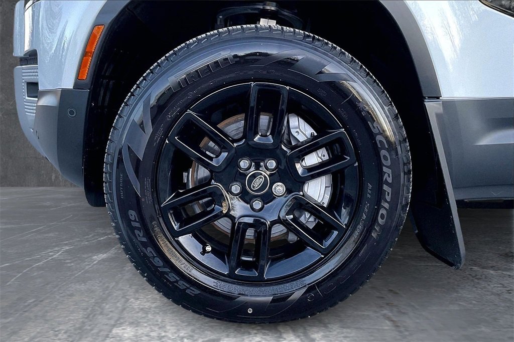 Used 2025 Land Rover Defender 110 S image 33