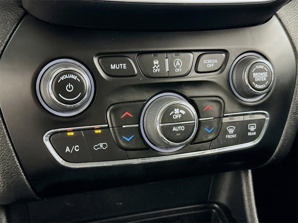 Used 2023 Jeep Cherokee Altitude Lux image 14