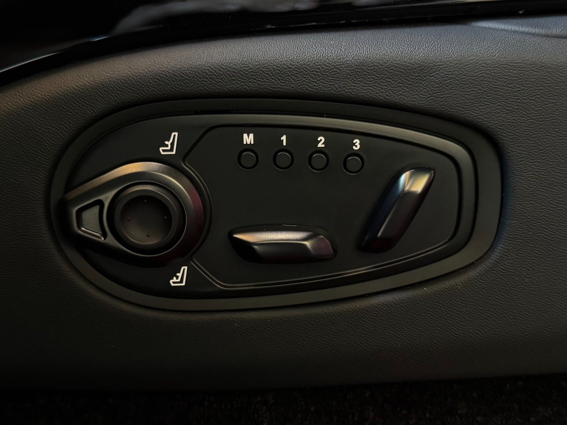 Used 2023 Aston Martin V8 Vantage Roadster RWD image 26