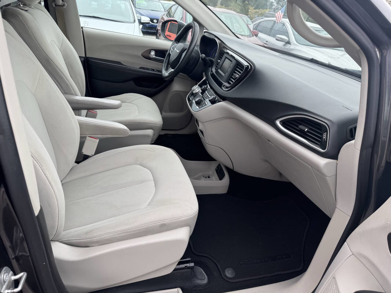 Used 2017 Chrysler Pacifica LX image 10