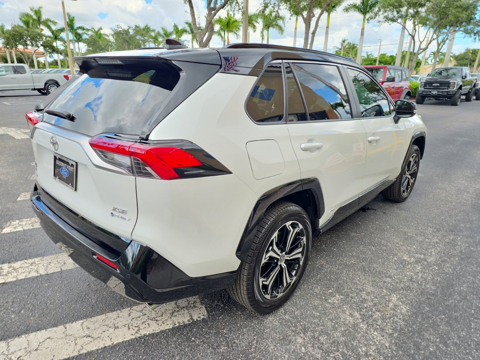 Used 2025 Toyota RAV4 XSE w/ Premium Package AWD/4WD image 4