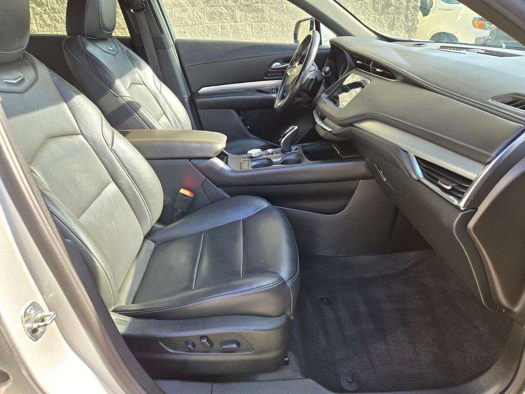 Used 2022 Cadillac XT4 Premium Luxury w/ Safety Alert Package FWD image 18