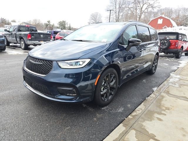 Certified 2024 Chrysler Pacifica Touring-L w/ S Appearance Package image 3