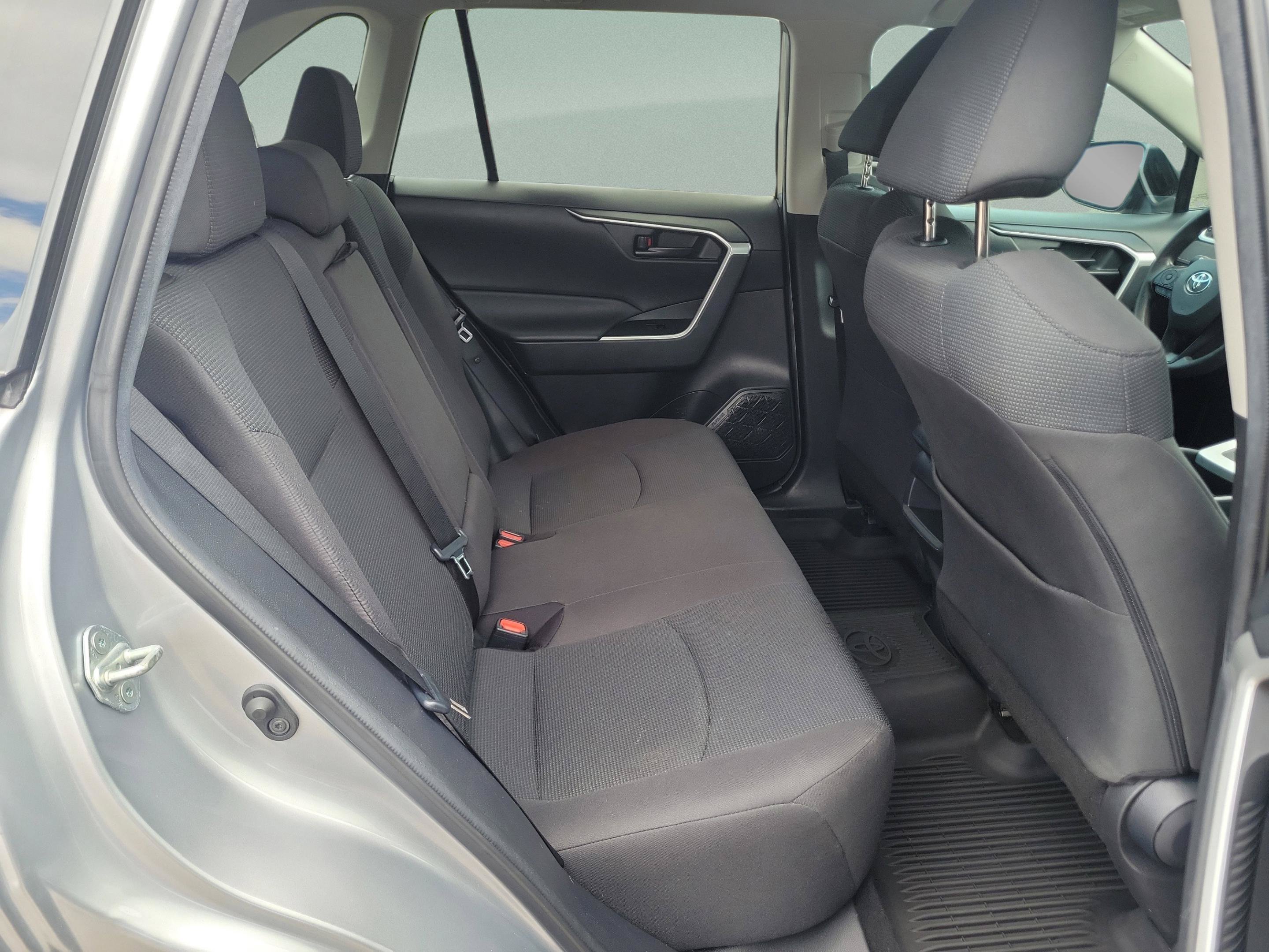 Used 2021 Toyota RAV4 LE FWD image 10
