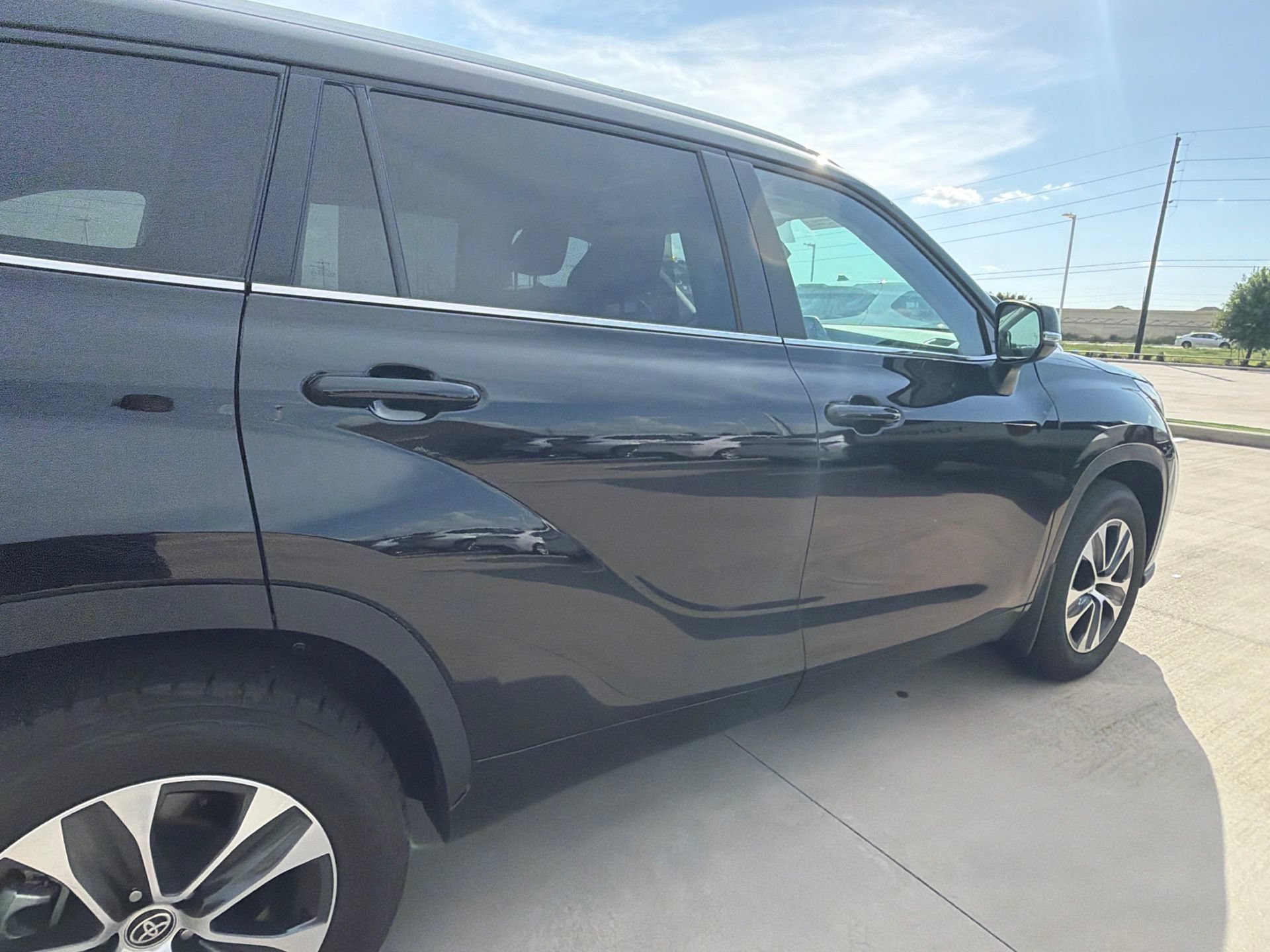 Used 2026 Toyota Highlander XLE AWD/4WD image 2