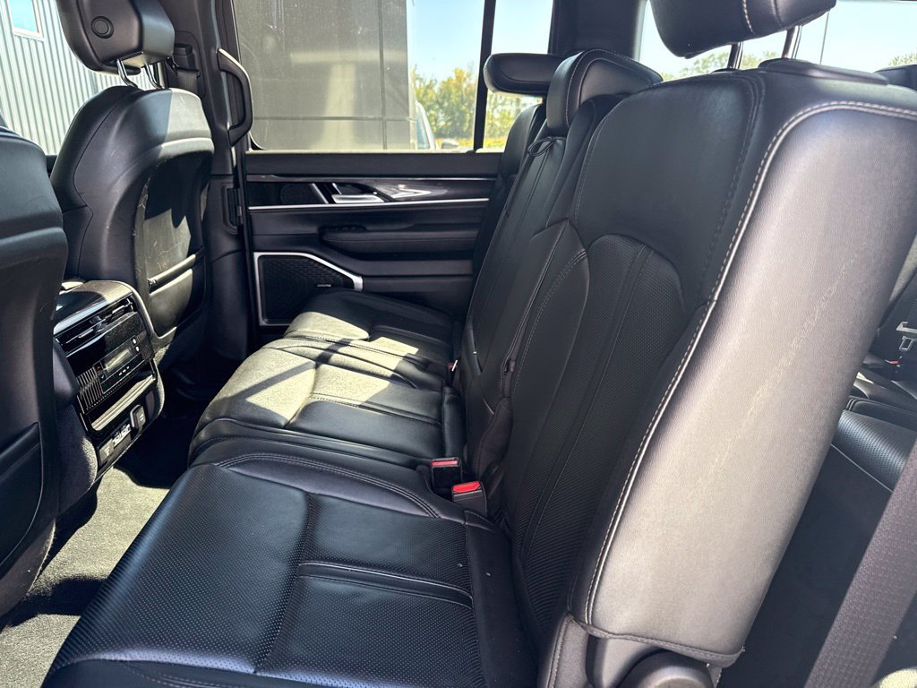 Used 2023 Jeep Wagoneer 4WD w/ Premium Group I image 11