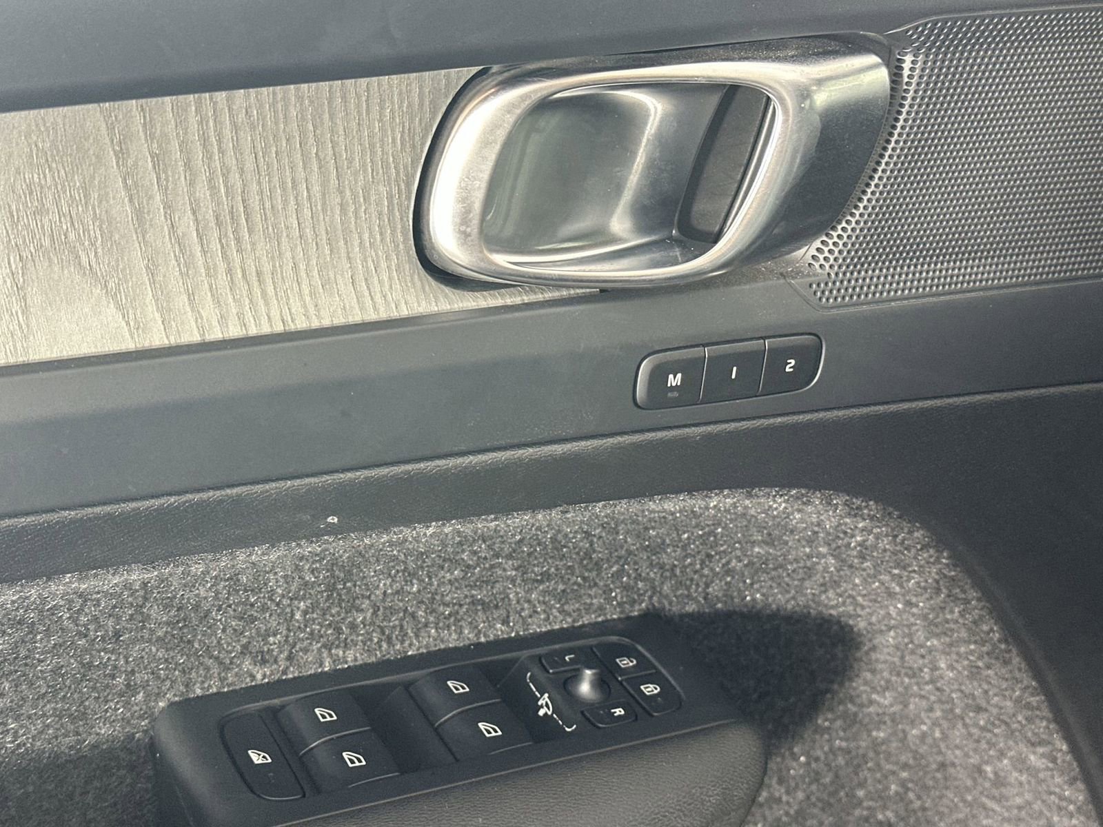 Used 2025 Volvo XC40 B5 Plus image 13