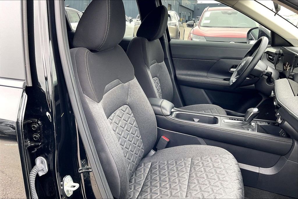 Used 2025 Nissan Kicks SV AWD/4WD image 10