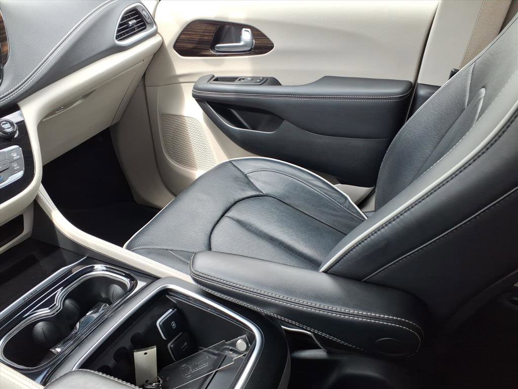 Used 2023 Chrysler Pacifica Limited image 19