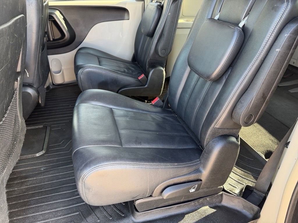 Used 2014 Chrysler Town & Country Touring image 13