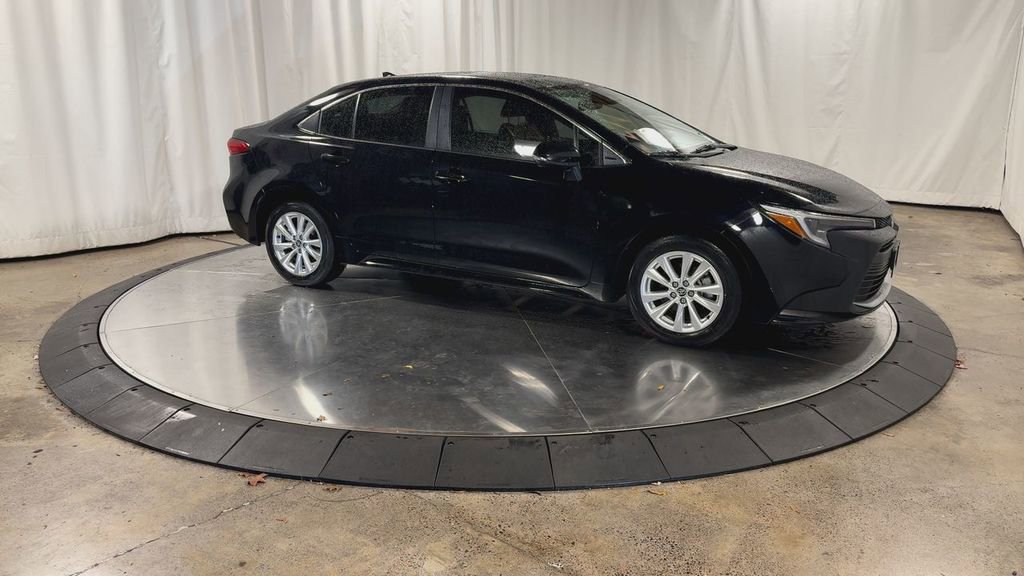 Used 2024 Toyota Corolla XLE image 3