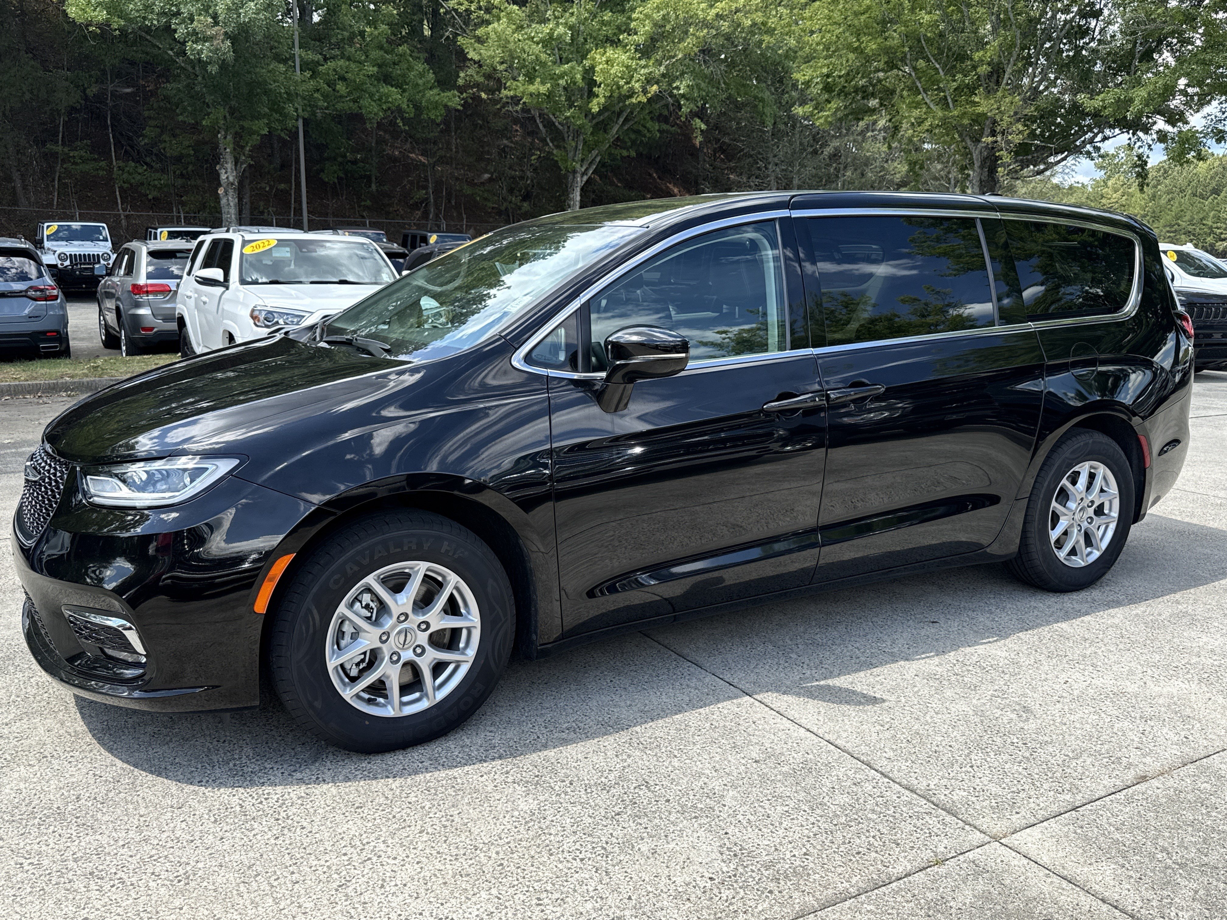 Used 2024 Chrysler Pacifica Touring-L FWD image 4