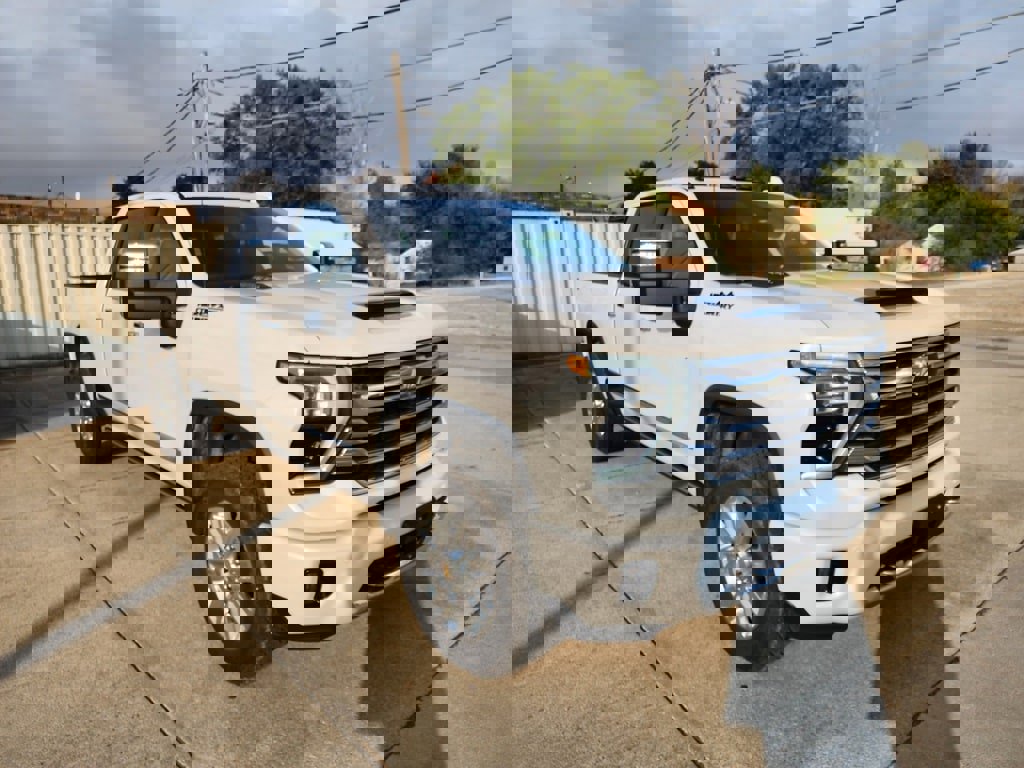 Used 2024 Chevrolet Silverado 2500 High Country w/ Technology Package image 4