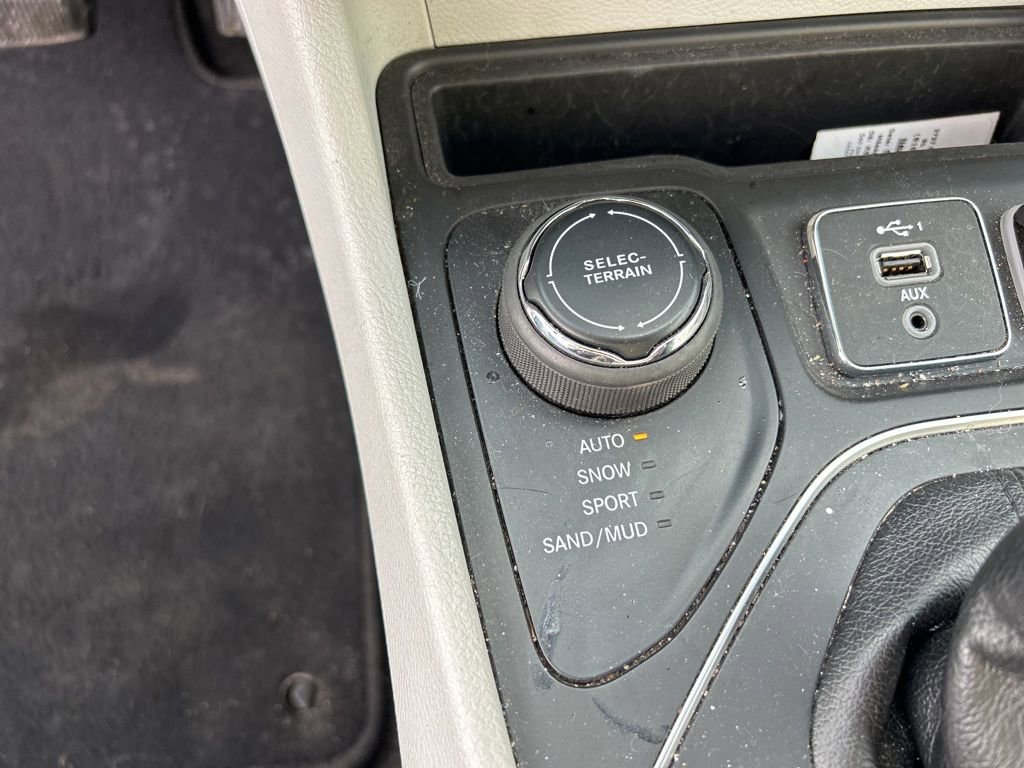 Used 2021 Jeep Cherokee Latitude Lux w/ Comfort/Convenience Group image 29