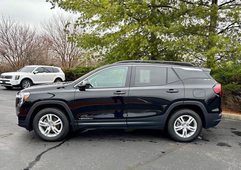 Used 2023 GMC Terrain SLE w/ Driver Convenience Package image 4