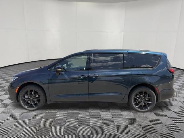 Used 2023 Chrysler Pacifica Limited w/ Uconnect Theater Family Group AWD/4WD image 13