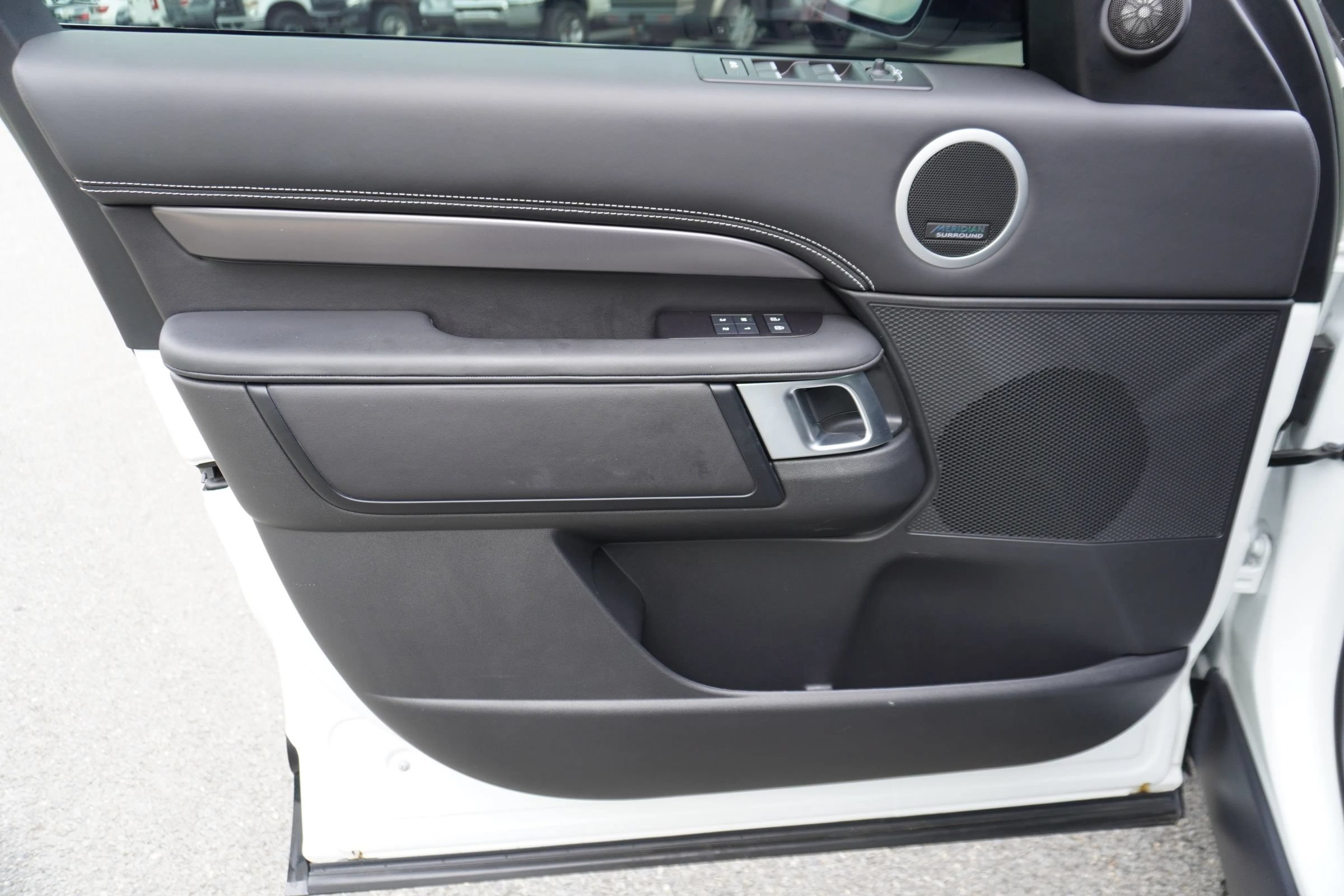 Used 2024 Land Rover Discovery Metropolitan Edition AWD/4WD image 14