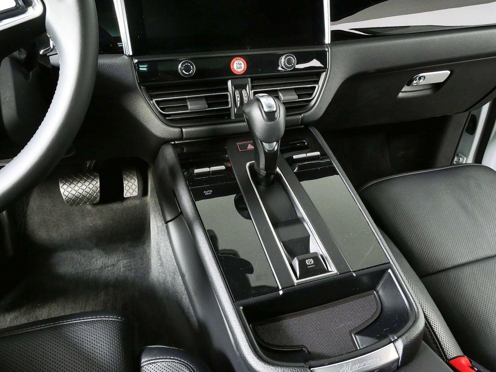 Certified 2025 Porsche Macan Turbo AWD/4WD image 18